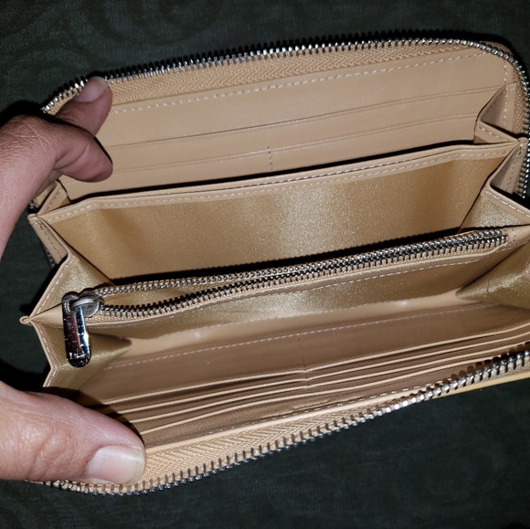 Christian Dior Almond Patented Leather Zip Around - Picture 5 of 8